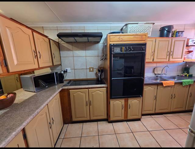 3 BEDROOM TOWNHOUSE TO LET IN VANDERBIJLPARK SW 1